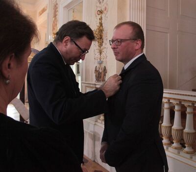 Prezes IPN wręcza nagrodę „Świadek Historii” Andrzejowi Grodzkiemu, zaangażowanemu w promowanie historii i kultury Polski na terenie Niemiec. Fot. Piotr Życieński (IPN)