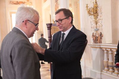 W imieniu Hanny Zbirohowskiej-Kości z Wielkiej Brytanii odznaczenie odebrał jej syn Witold Zbirohowski-Kościa. Fot. Piotr Życieński (IPN)