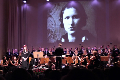 zdj. Maja Ingarden :  Katy Carr "w hołdzie Niepodległej i AK " (na tle portret gen Elżbieta Zawacka "ZO")