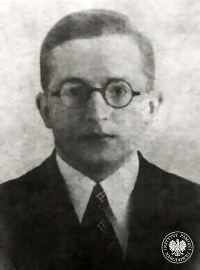 Marian Rejewski. Zdjęcie pochodzi z albumu zawierającego fotografie pracowników i współpracowników Oddziału II Sztabu Generalnego Wojska Polskiego, znajdującego się w aktach sprawy obiektowej kryptonim „Targowica” (z zasobu IPN)