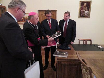 Prezes IPN dr Jarosław Szarek podczas spotkania z biskupem grodzieńskim Aleksandrem  Kaszkiewiczem w kurii grodzieńskiej