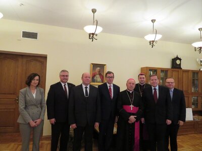 Spotkanie w kurii grodzieńskiej. Od lewej: żona Konsula Generalnego RP w Grodnie Elżbieta Książek, naczelnik OBEN IPN w Białymstoku dr Waldemar Brenda, dyrektor oddziału IPN w Białymstoku dr hab. Piotr Kardela, prezes Instytutu Pamięci Narodowej dr Jarosław Szarek, biskup grodzieński ks. Aleksander Kaszkiewicz, biskup pomocniczy Diecezji Grodzieńskiej ks. Józef Staniewski, Konsul Generalny RP w Grodnie Jarosław Książek, naczelnik OBBH IPN w Białymstoku dr hab. Krzysztof Sychowicz
