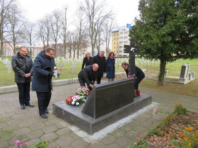 Delegacja IPN złożyła kwiaty pod Krzyżem Katyńskim na Cmentarzu Garnizonowym w Grodnie