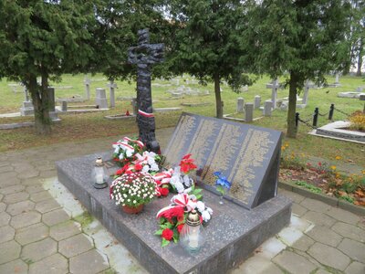 Delegacja IPN złożyła kwiaty pod Krzyżem Katyńskim na Cmentarzu Garnizonowym w Grodnie