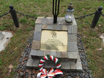 Przedstawiciele IPN złożyli kwiaty pod tablicą Nieznanych Obrońców Grodna 1939 na Cmentarzu Garnizonowym w Grodnie