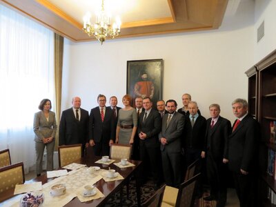 Spotkanie w Konsulacie RP w Grodnie z przedstawicielami organizacji polskich działających na Grodzieńszczyźnie, m.in. Anżeliką Orechwo przewodniczącą Rady Naczelnej Związku Polaków na Białorusi, Andrzejem Poczobutem, Stanisławem Sienkiewiczem, prezesem Zjednoczenia Społecznego „Polska Macierz Szkolna na Białorusi”