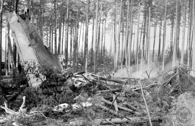 Szczątki samolotu rządowego Antonow AN-24W, który rozbił się w pobliżu lotniska Szczecin-Goleniów nocą, 28 lutego 1973 r. (fot. z zasobu IPN)