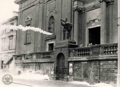 Marzec 1968 w Warszawie. Krakowskie Przedmieście, kościół św. Krzyża. Zdjęcie operacyjne SB (fot. z zasobu AIPN)