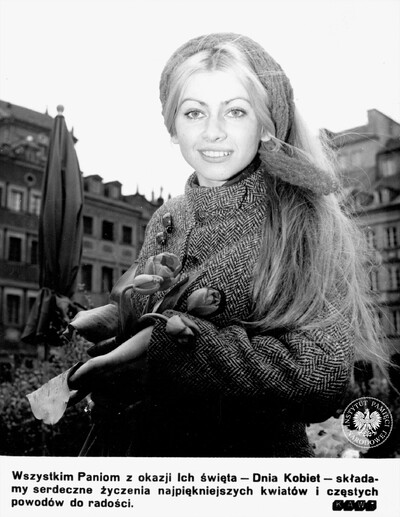 IPNBU-6-3-13-361  fotografia propagandowa przedstawiająca kobietę z kwiatami w czasie Dnia Kobiet na Rynku Starego Miasta w Warszawie. Plansza przygotowana prawdopodobnie na wystawę resortową o historii ruchu socjalistycznego i komunizmu.