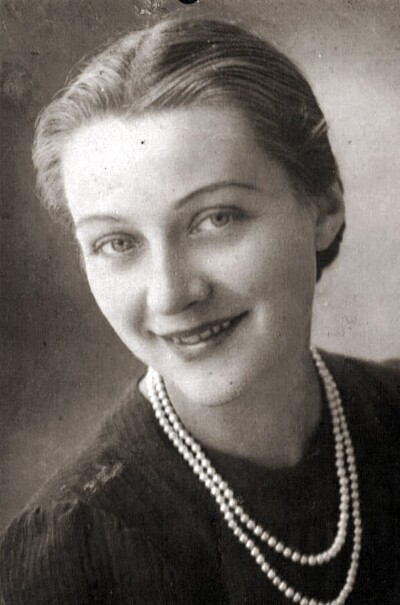 Janina Przysiężniak ps. „Jaga” (1922–1945) (fot. Inka Baczyńska Wikimedia Commons). W nocy z 29 na 30 marca 1945 r. UB aresztowało Janinę, która była w siódmym miesiącu ciąży. Po całonocnym przesłuchaniu i torturach, następnego dnia zwolniono ją i odwieziono do domu. Kiedy wysiadała z samochodu, funkcjonariusz UB z Niska Andrzej Machaj strzelił jej w plecy. Janiny i dziecka nie udało się uratować.