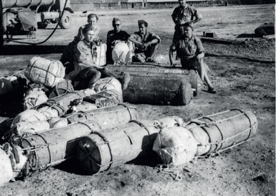 Zasobniki i paczki przygotowane do zrzutu dla walczącej Warszawy, 1944 r. Fot. ze zbiorów Muzeum Lotnictwa