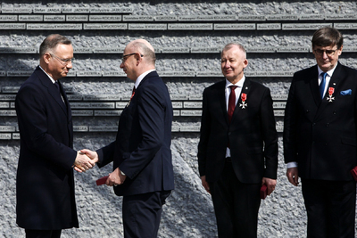 Prezydent wręczył odznaczenie dr. Mateuszowi Szpytmie za pielęgnowanie pamięci o Rodzinie Ulmów – Markowa, 24 marca 2024. Fot. Sławek Kasper (IPN)