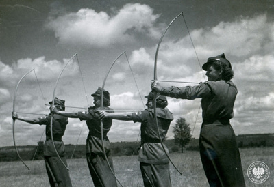 Harcerki Związku Narodowego Polskiego podczas obozowych zajęć łuczniczych, lata 30. XX wieku (fot. z zasobu IPN)