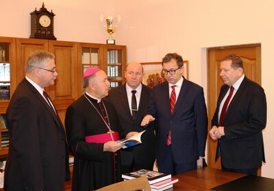 Spotkanie z biskupem grodzieńskim Aleksandrem Kaszkiewiczem. Od prawej: Jarosław Książek, Konsul Generalny RP w Grodnie, dr Jarosław Szarek, Prezes IPN, dr hab. Piotr Kardela, dyrektor Oddziału IPN w Białymstoku, biskup Aleksander Kaszkiewicz, dr Waldemar Brenda, naczelnik Oddziałowego Biura Edukacji Narodowej IPN w Białymstoku