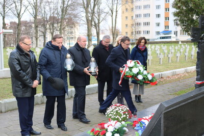 Kwiaty pod tablica poświęconą Nieznanym Obrońcom Grodna poległym we wrześniu 1939 r. na dawnym Cmentarzu Garnizonowym