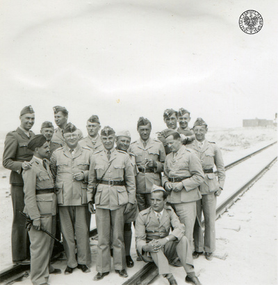 Żołnierze Samodzielnej Brygady Strzelców Karpackich na torach przed kasynem w obozie w Al-Dekheila pod Aleksandrią w Egipcie w Wielkanoc 1941 r. Trzeci z prawej w górnym rzędzie stoi por. Adam Kowalik. Kwiecień 1941 r. (fot. z zasobu IPN)
