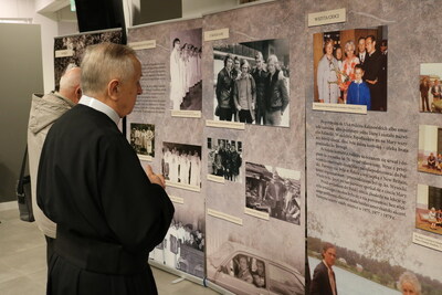 Goście zwiedzający wystawę białostockiego Oddziału IPN i Fundacji „Dobro” o bł. ks. Jerzym Popiełuszce