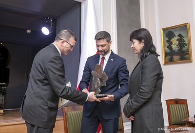 Nagroda im. Janusza Kurtyki dla prof. Tadeusza Wolszy. Fot. Marcin Jurkiewicz (IPN)