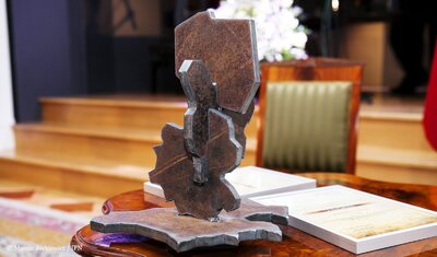 Statuetkę nagrody zaprojektował syn prof. Janusza Kurtyki – Paweł Kurtyka. Fot. Marcin Jurkiewicz (IPN)