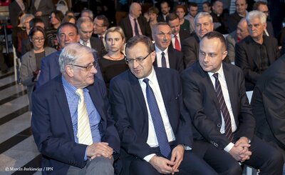 Gala X edycji konkursu Książka Historyczna Roku – 23 listopada 2017. Członkowie Jury, od lewej: Wojciech Roszkowski, Antoni Dudek i Jan Jacek Bruski. Fot. Marcin Jurkiewicz (IPN)