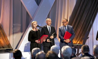 Gala X edycji konkursu Książka Historyczna Roku – 23 listopada 2017. Od lewej: Barbara Patlewicz, Ryszard Tomczyk i Mirosław Sobczyk. Fot. Marcin Jurkiewicz (IPN)