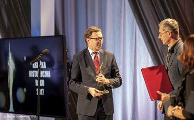 Gala X edycji konkursu Książka Historyczna Roku – 23 listopada 2017. Prezes IPN Jarosław Szarek wręcza nagrodę Grzegorzowi Motyce. Fot. Marcin Jurkiewicz (IPN)