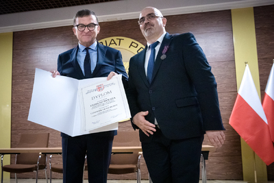 Prof. Tadeusz Wolsza, przewodniczący Kolegium IPN, otrzymał tytuł Członka Honorowego Stowarzyszenia Pamięć Kapelanów Katyńskich. – Warszawa, 13 kwietnia 2024. Fot. Sławek Kasper (IPN)