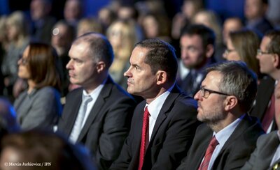 Gala X edycji konkursu Książka Historyczna Roku – 23 listopada 2017. Piotr Legutko (pośrodku) - dyrektor TVP Historia. Fot. Marcin Jurkiewicz (IPN)