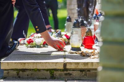 Złożenie kwiatów na cmentarzu Kingston Cemetery w Portsmouth – 4 maja 2024. Fot. Mateusz Niegowski (IPN)