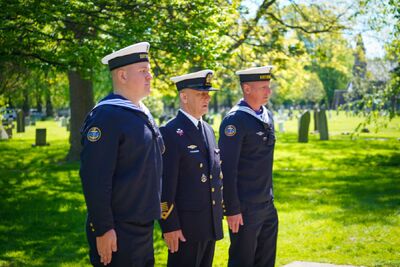 Złożenie kwiatów na cmentarzu Kingston Cemetery w Portsmouth – 4 maja 2024. Fot. Mateusz Niegowski (IPN)