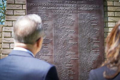 Złożenie kwiatów na cmentarzu Kingston Cemetery w Portsmouth – 4 maja 2024. Fot. Mateusz Niegowski (IPN)