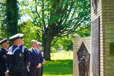 Złożenie kwiatów na cmentarzu Kingston Cemetery w Portsmouth – 4 maja 2024. Fot. Mateusz Niegowski (IPN)