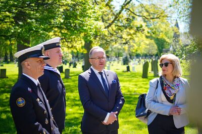 Złożenie kwiatów na cmentarzu Kingston Cemetery w Portsmouth – 4 maja 2024. Fot. Mateusz Niegowski (IPN)