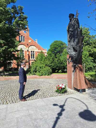 Dyrektor krakowskiego oddziału IPN dr hab. Filip Musiał złożył kwiaty pod pomnikiem Józefa Piłsudskiego w Krakowie – 12 maja 2024. Fot. IPN