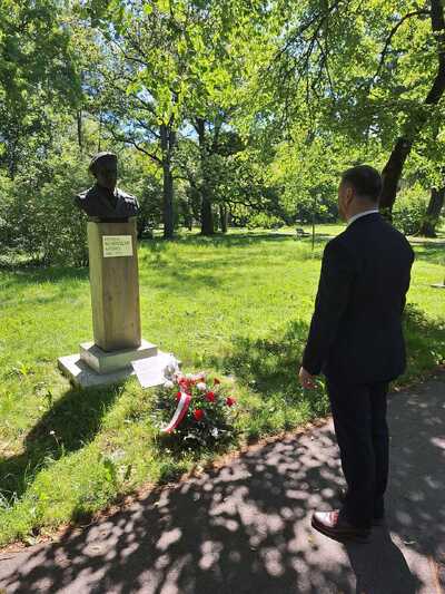 Dyrektor krakowskiego oddziału IPN dr hab. Filip Musiał złożył kwiaty w parku Jordana, pod popiersiem gen. Władysława Andersa – 12 maja 2024. Fot. IPN