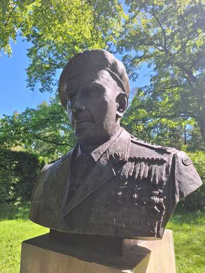 Dyrektor krakowskiego oddziału IPN dr hab. Filip Musiał złożył kwiaty w parku Jordana, pod popiersiem gen. Władysława Andersa – 12 maja 2024. Fot. IPN