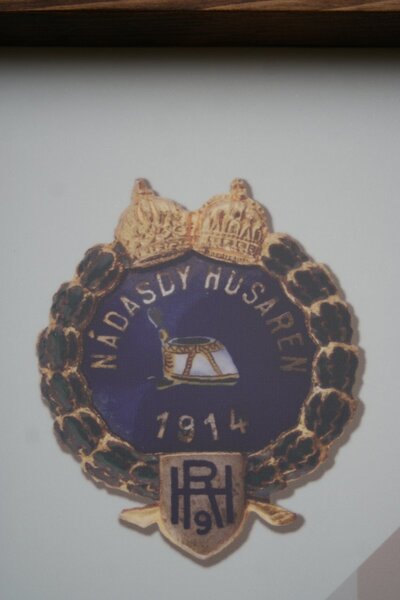 Godło 9. Pułku Huzarów – jednostki, w której ppłk. Somssich służył podczas I wojny światowej (fot. Adam Siwek, BUW IPN)