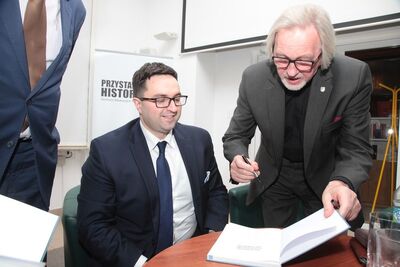 Promocja książki Rafała Łatki i ks. Józefa Mareckiego „Kościół katolicki w Polsce rządzonej przez komunistów”. Fot. Piotr Życieński (IPN)