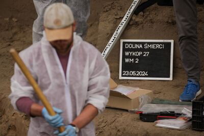 Masowe mogiły Polaków na Polach Igielskich w Dolinie Śmierci w Chojnicach odnalezione przez IPN – 23 maja 2024. Fot. Mikołaj Bujak (IPN)