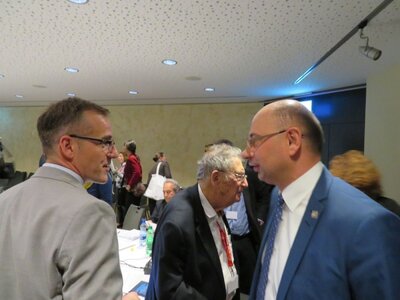 Od lewej: Robert Williams, przewodniczący Komitetu ds. Antysemityzmu i Zaprzeczania Holokaustowi IHRA, prof. Yehuda Bauer, dr Mateusz Szpytma, zastępca prezesa IPN