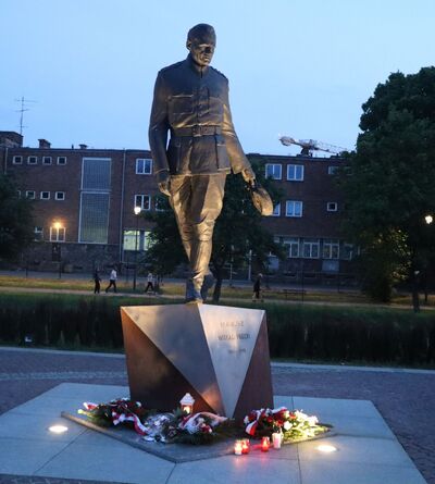 Znicze pamięci w 76. rocznicę śmierci rtm. Witolda Pileckiego – Gdańsk, pomnik rtm. W. Pileckiego obok Muzeum II Wojny Światowej, 25 maja 2024. Fot. Artur Chomicz (IPN Gdańsk)