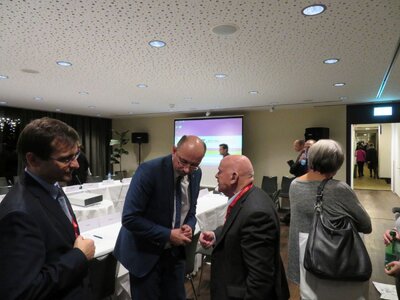 Dr Mateusz Szpytma w rozmowie z Benem Helfgottem z Uniwersytetu Southampton, ocalonym z Holokaustu, i Piotr Szpanowski, zastępca dyrektora Departamentu Dziedzictwa Kulturowego MKiDN