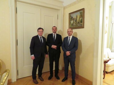 Dyrektor Maciej Pisarski, pełnomocnik ministra spraw zagranicznych ds. kontaktów z diasporą żydowską; dr Jakub Kumoch, Ambasador RP w Szwajcarii i dr Mateusz Szpytma, zastępca prezesa IPN