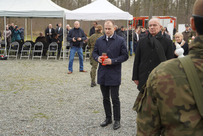 Prof. Krzysztof Szwagrzyk i zastępca dyrektora Oddziału IPN we Wrocławiu Marcin Marczak składają kwiaty oraz zapalają znicze pod pomnikiem. Fot. Dominik Wojtkiewicz (IPN)