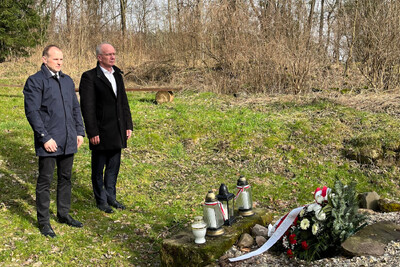 Od lewej: zastępca dyrektora Oddziału IPN we Wrocławiu Marcin Marczak oraz prof. Krzysztof Szwagrzyk. Fot. Dominik Wojtkiewicz (IPN)