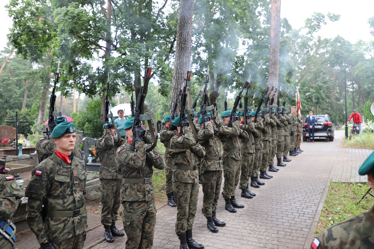Uroczystości pogrzebowe ppor. Wacława Sobolewskiego ps. "Sęk", "Skała" - Augustów, 18 lipca 2022, Fot. Natalia Krzywicka Uroczystości pogrzebowe ppor. Wacława Sobolewskiego ps. "Sęk", "Skała" - Augustów, 18 lipca 2022, Fot. Natalia Krzywicka