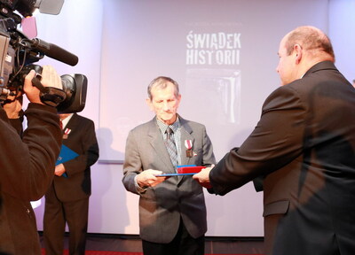 Dyplom i legitymację wręcza dr hab. Piotr Kardela