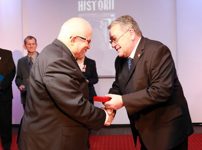 Nagrodę w imieniu dr. Janiny Luberdy-Zapaśnik odebrał z rąk wiceprezesa Jana Bastera mec. Lech Obara