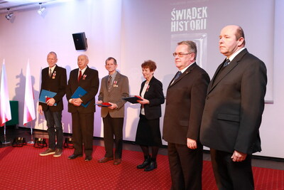 Laureaci wraz z wiceprezesem IPN Janem Basterem i dyrektorem Oddziału IPN w Białymstoku dr. hab. Piotrem Kardelą
