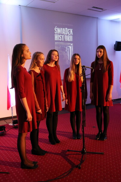 Występ uczennic z II LO im. Polonii i Polaków na Świecie w Augustowie